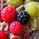  barevná snídaňová miska plná ovoce a semínek, symbolizující superpotraviny