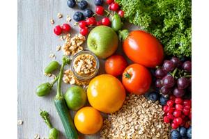 Mísa čerstvé zeleniny a ovoce s ovesnými vločkami, symbolizující vyváženou stravu